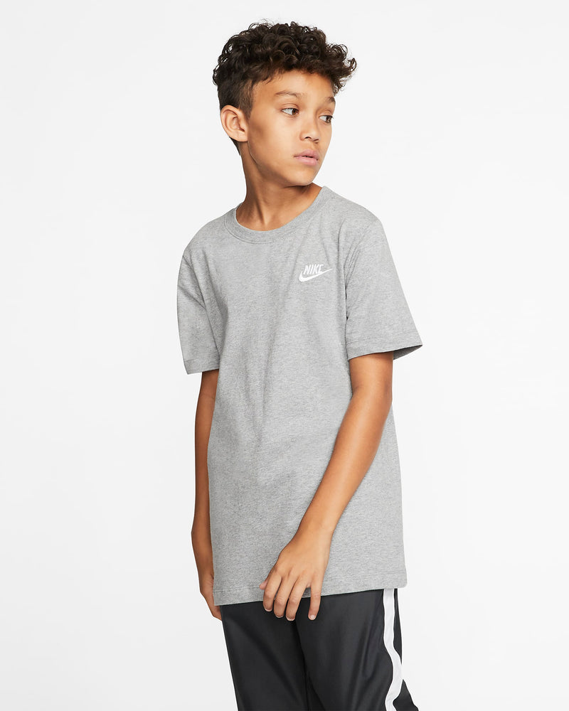 Carica immagine in Galleria Viewer, T-SHIRT K JR NIKE NSW TEE EMB FUTURA