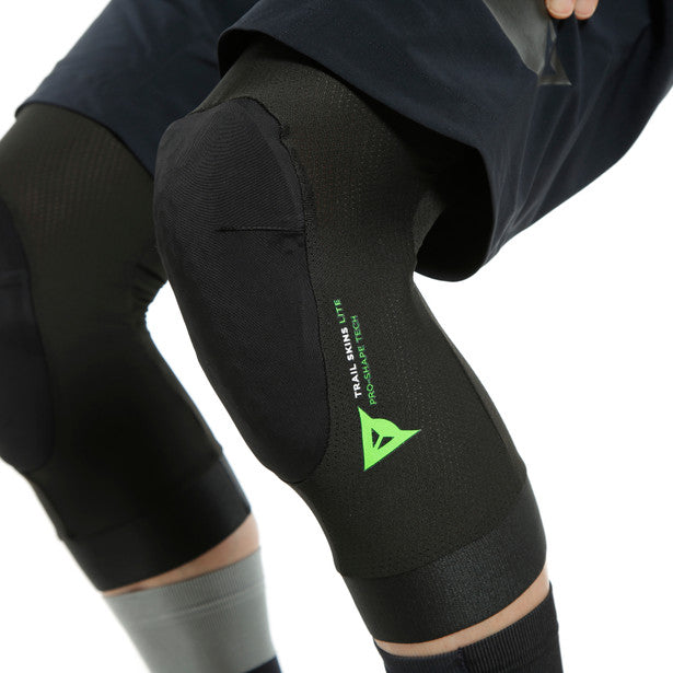Carica immagine in Galleria Viewer, protezioni TRAIL SKINS LITE KNEE GUARDS GINOCCHIA
