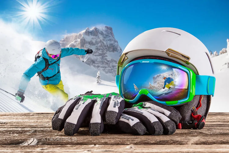 Casco sulle piste da sci, dal 1 Novembre scatta l'obbligo anche ai maggiorenni