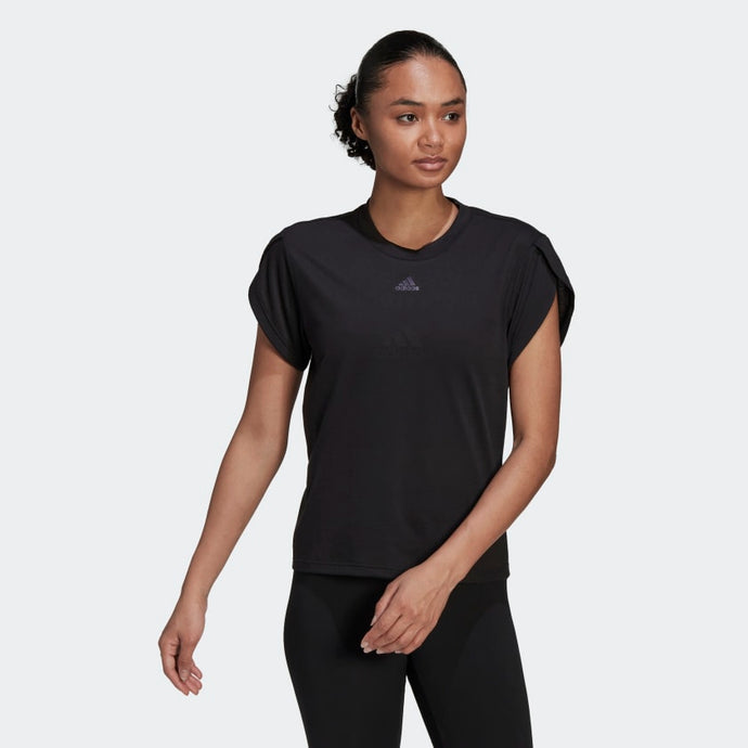 T-SHIRT ADIDAS FLOREALE REALIZZATA PER L'ALLENAMENTO